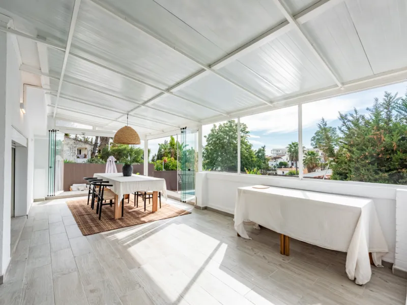 Discover this charming and spacious villa nestled in the highly sought-after and peaceful area of Nueva Andalucía, just minutes from Puerto Banús and the area's finest golf courses.