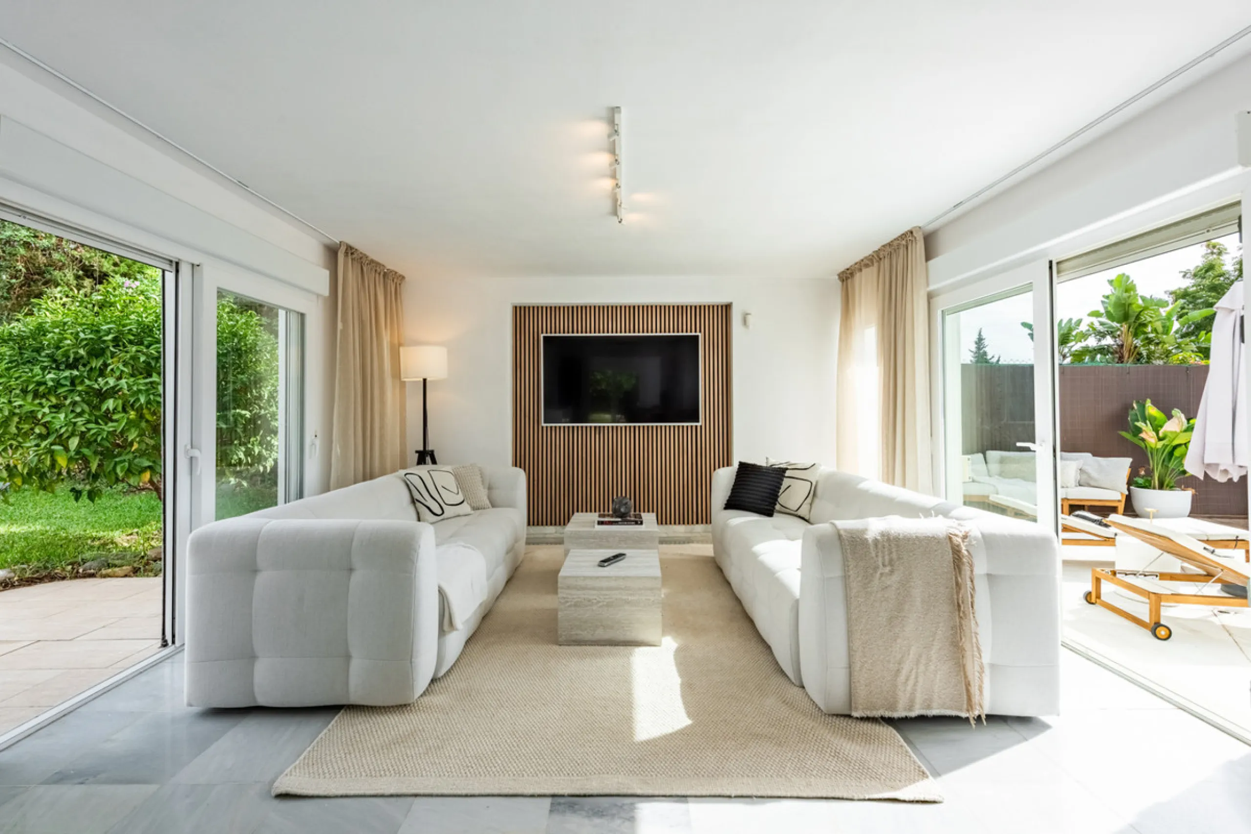Discover this charming and spacious villa nestled in the highly sought-after and peaceful area of Nueva Andalucía, just minutes from Puerto Banús and the area's finest golf courses.