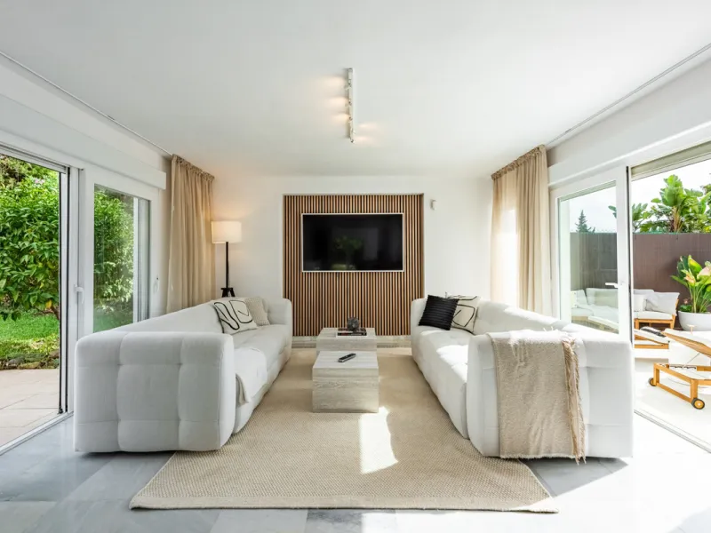 Discover this charming and spacious villa nestled in the highly sought-after and peaceful area of Nueva Andalucía, just minutes from Puerto Banús and the area's finest golf courses.
