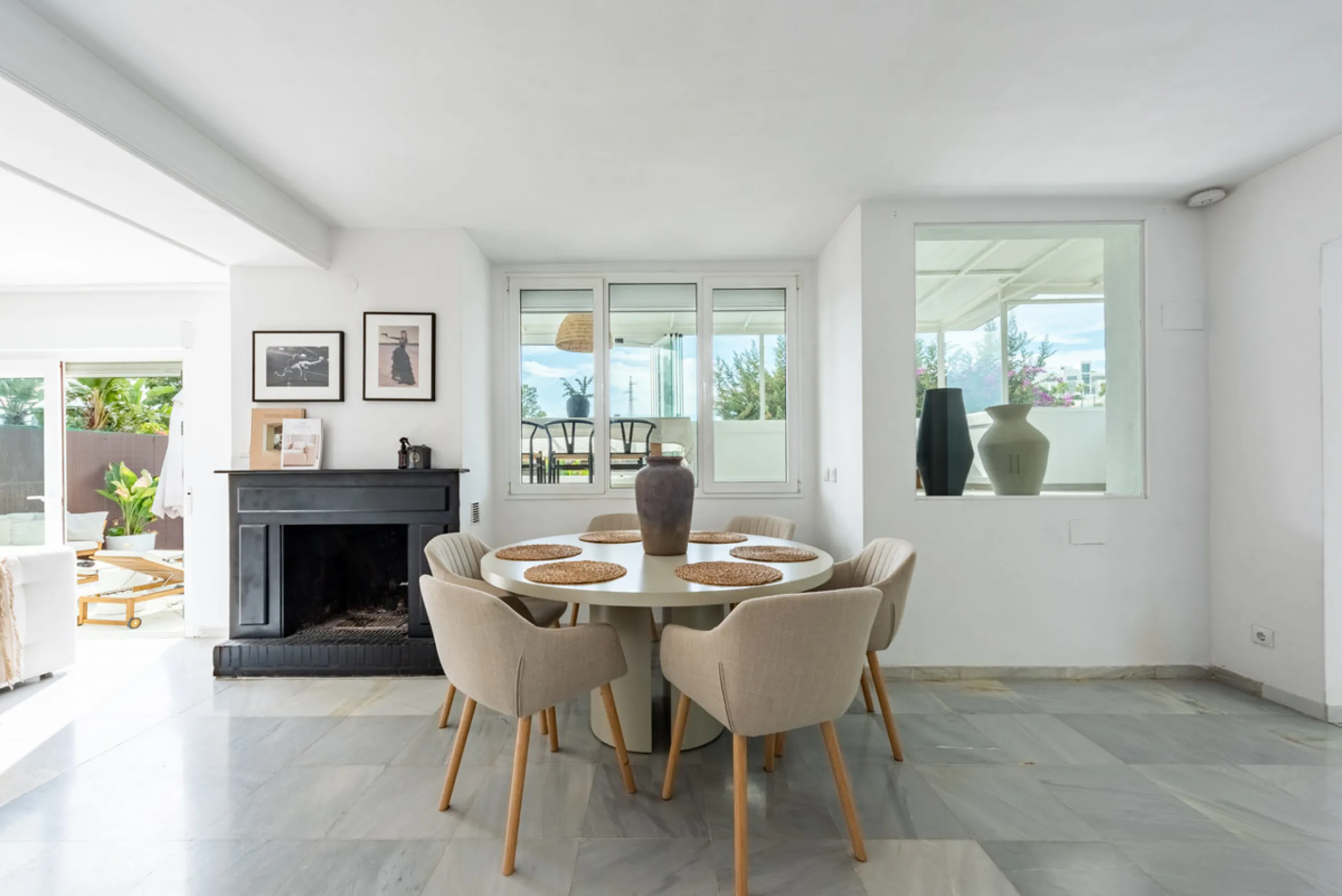 Discover this charming and spacious villa nestled in the highly sought-after and peaceful area of Nueva Andalucía, just minutes from Puerto Banús and the area's finest golf courses.