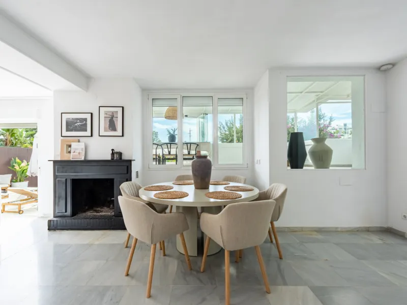 Discover this charming and spacious villa nestled in the highly sought-after and peaceful area of Nueva Andalucía, just minutes from Puerto Banús and the area's finest golf courses.