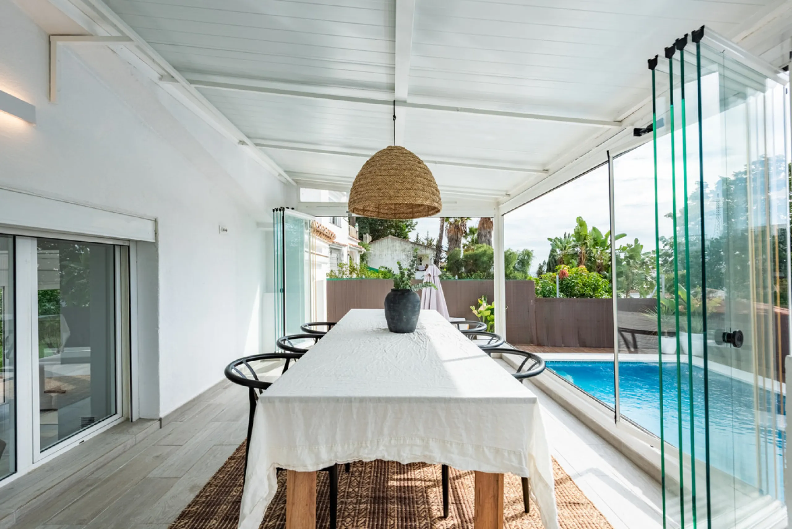 Discover this charming and spacious villa nestled in the highly sought-after and peaceful area of Nueva Andalucía, just minutes from Puerto Banús and the area's finest golf courses.