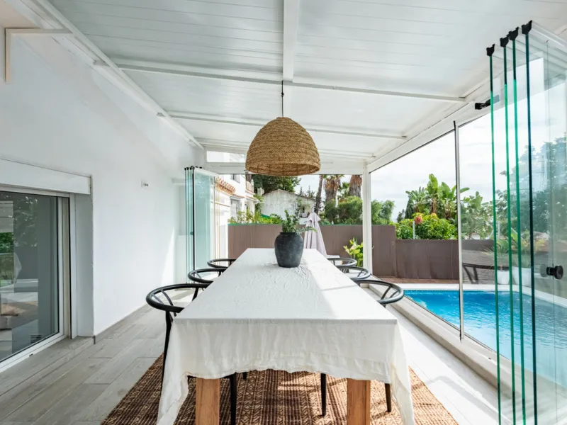 Discover this charming and spacious villa nestled in the highly sought-after and peaceful area of Nueva Andalucía, just minutes from Puerto Banús and the area's finest golf courses.