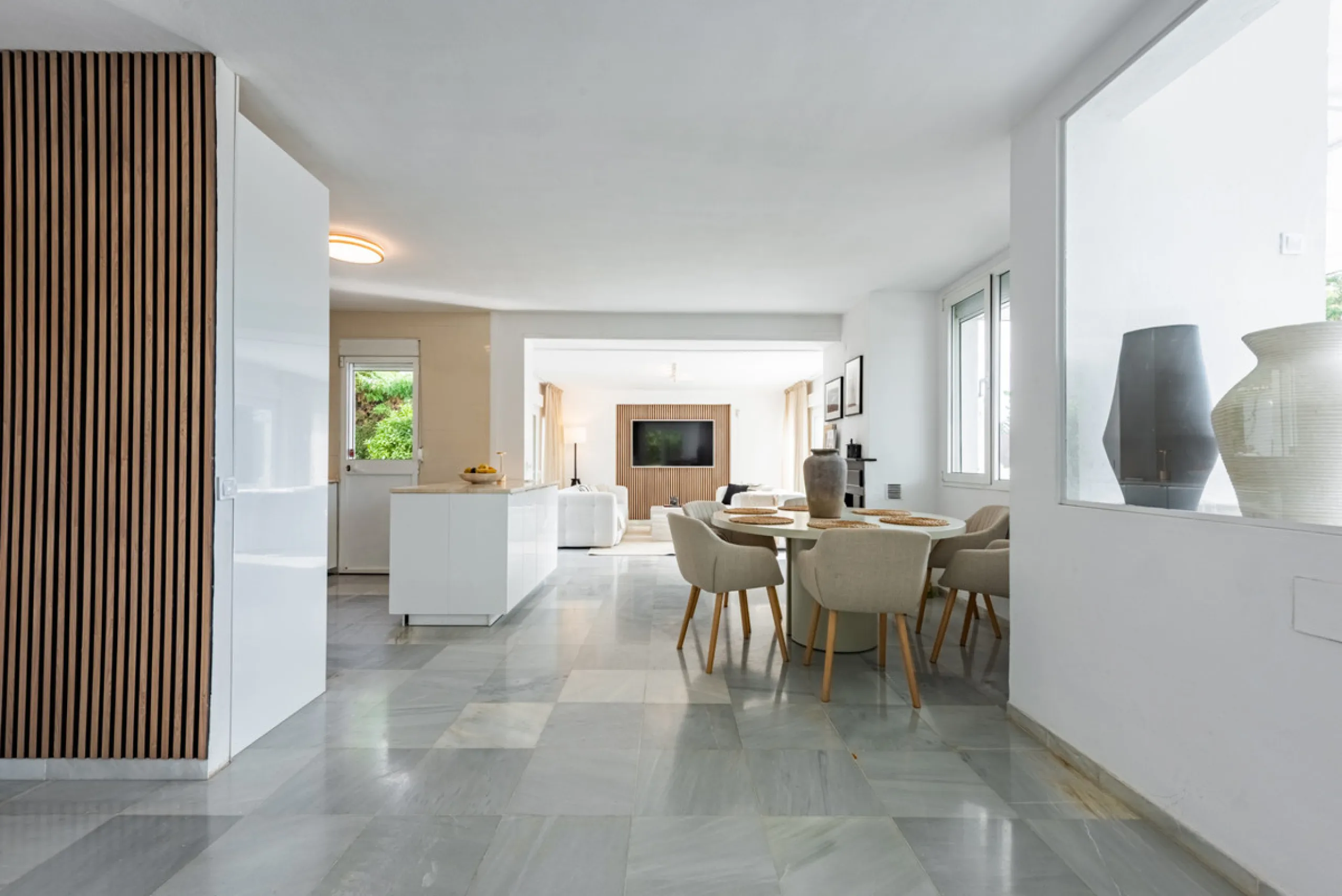 Discover this charming and spacious villa nestled in the highly sought-after and peaceful area of Nueva Andalucía, just minutes from Puerto Banús and the area's finest golf courses.