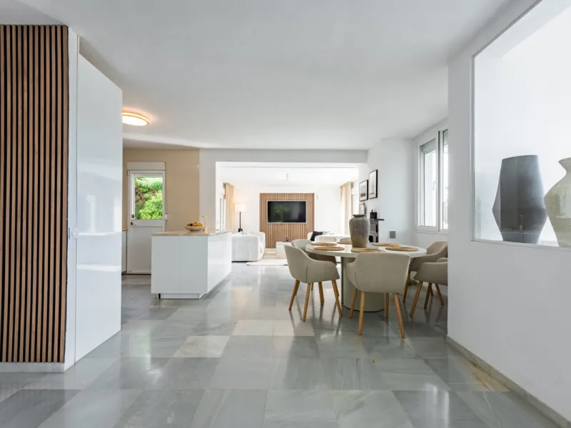 Discover this charming and spacious villa nestled in the highly sought-after and peaceful area of Nueva Andalucía, just minutes from Puerto Banús and the area's finest golf courses.
