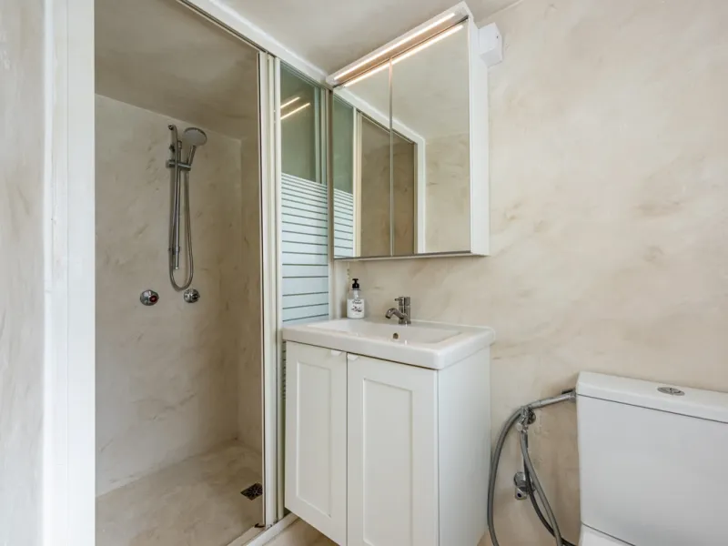 Discover this charming and spacious villa nestled in the highly sought-after and peaceful area of Nueva Andalucía, just minutes from Puerto Banús and the area's finest golf courses.