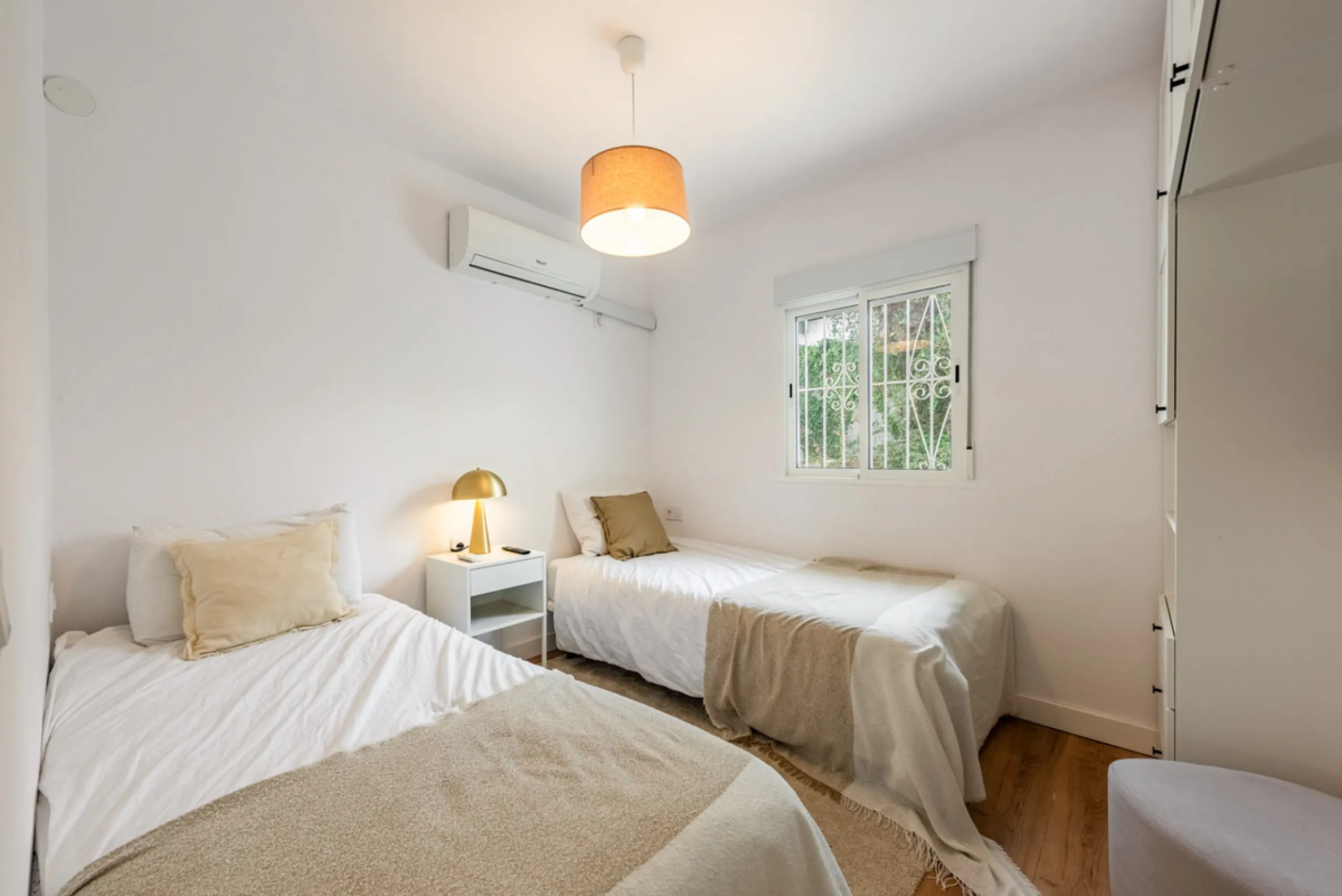 Discover this charming and spacious villa nestled in the highly sought-after and peaceful area of Nueva Andalucía, just minutes from Puerto Banús and the area's finest golf courses.