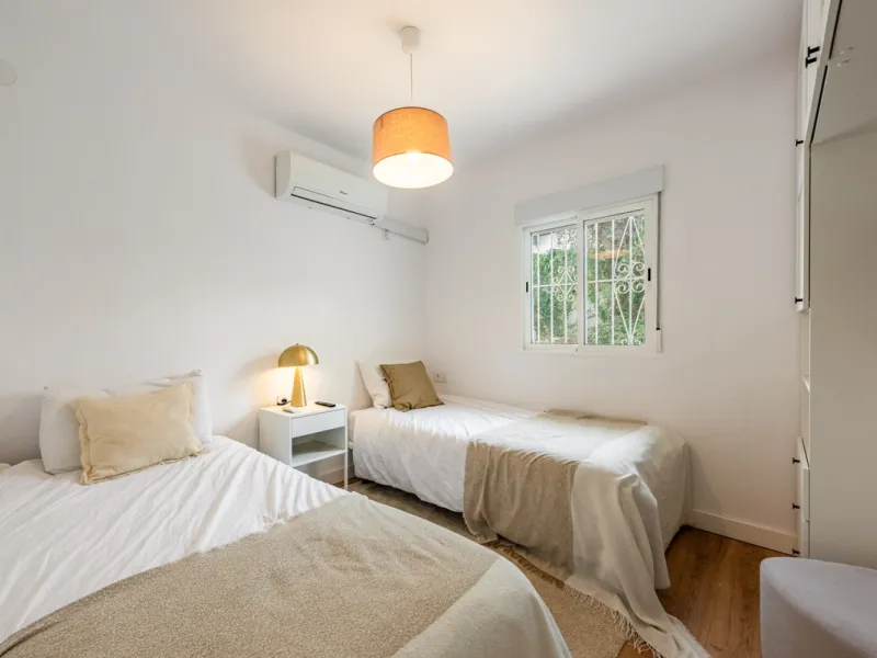 Discover this charming and spacious villa nestled in the highly sought-after and peaceful area of Nueva Andalucía, just minutes from Puerto Banús and the area's finest golf courses.