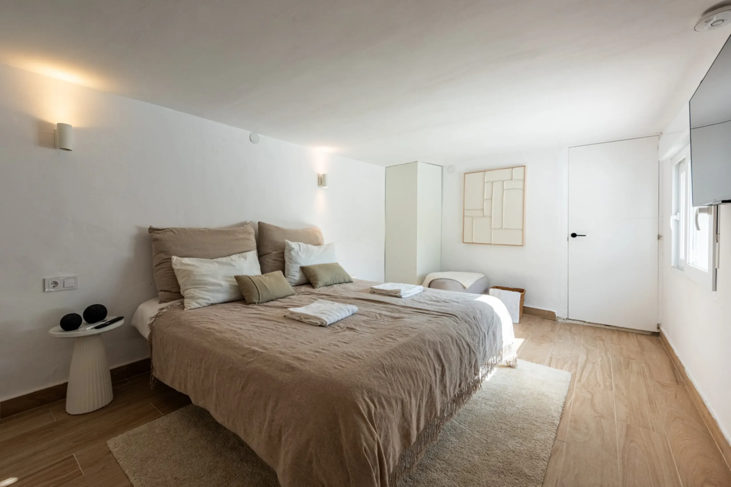 Discover this charming and spacious villa nestled in the highly sought-after and peaceful area of Nueva Andalucía, just minutes from Puerto Banús and the area's finest golf courses.