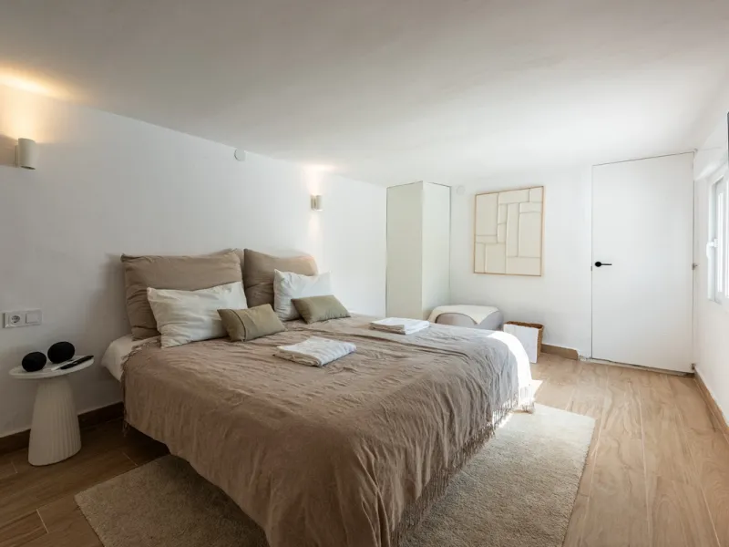 Discover this charming and spacious villa nestled in the highly sought-after and peaceful area of Nueva Andalucía, just minutes from Puerto Banús and the area's finest golf courses.