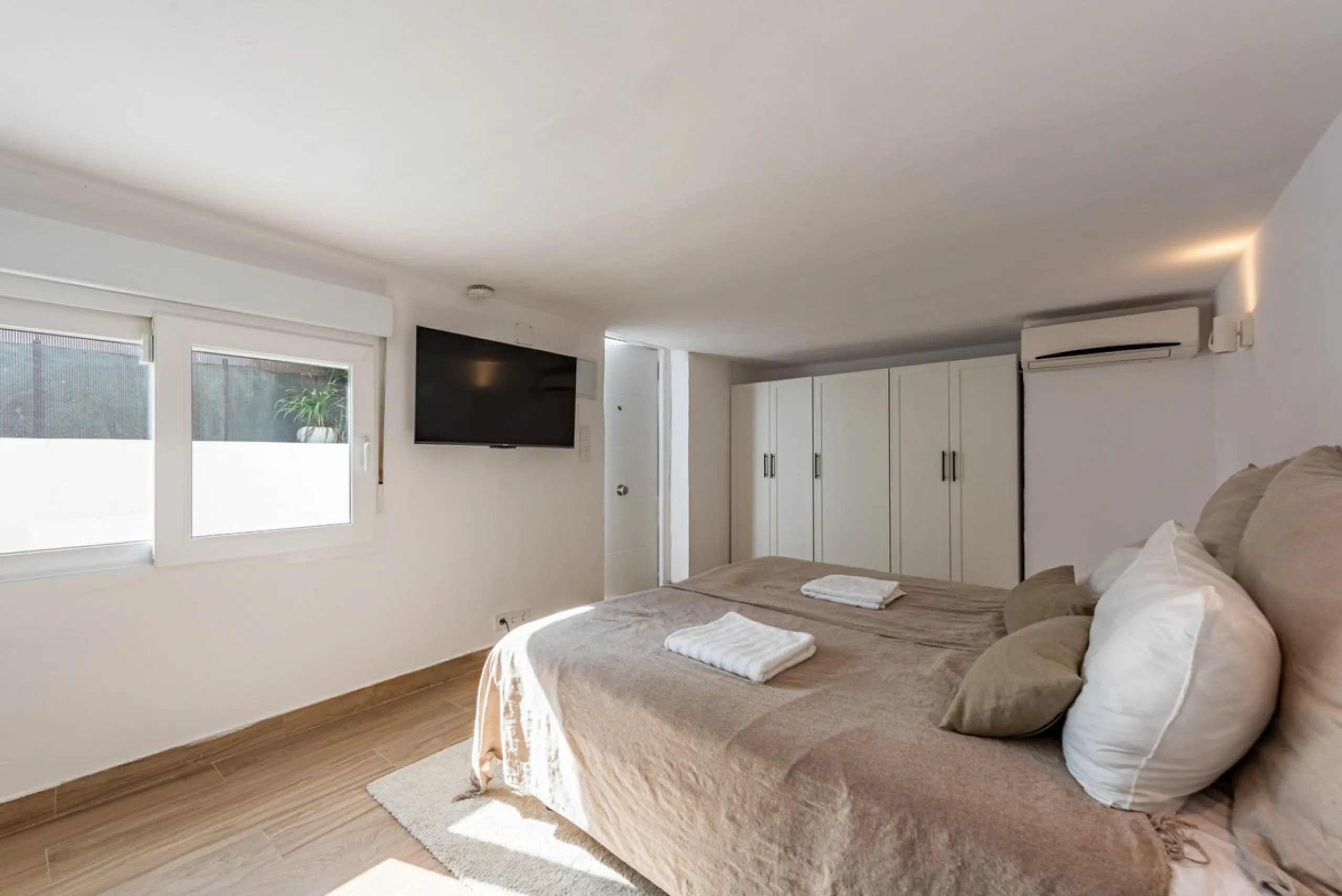 Discover this charming and spacious villa nestled in the highly sought-after and peaceful area of Nueva Andalucía, just minutes from Puerto Banús and the area's finest golf courses.