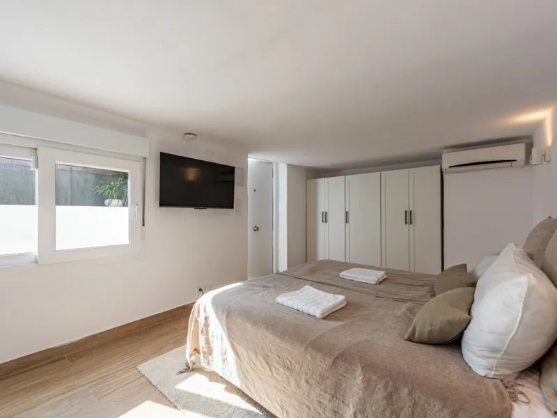 Discover this charming and spacious villa nestled in the highly sought-after and peaceful area of Nueva Andalucía, just minutes from Puerto Banús and the area's finest golf courses.