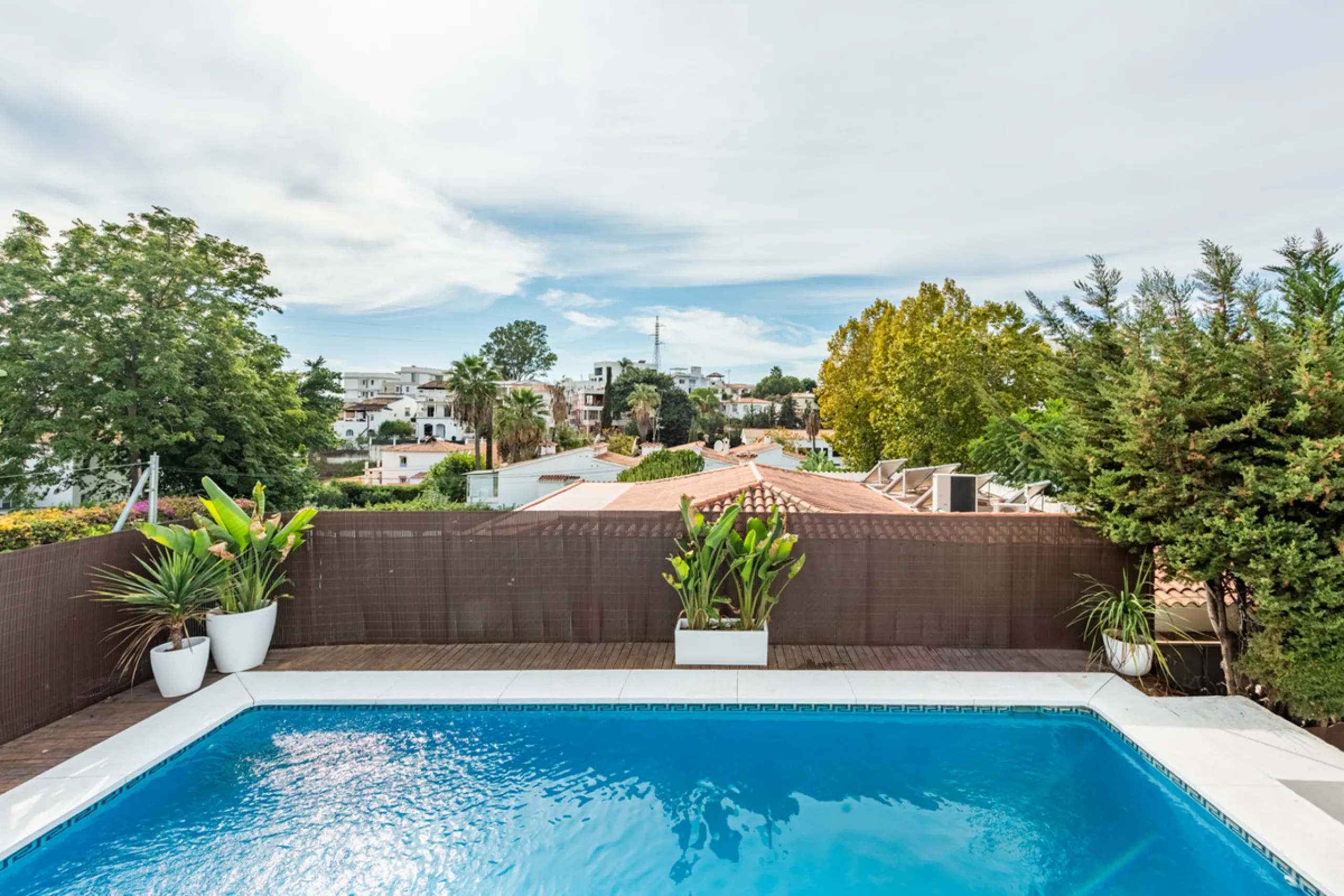Discover this charming and spacious villa nestled in the highly sought-after and peaceful area of Nueva Andalucía, just minutes from Puerto Banús and the area's finest golf courses.
