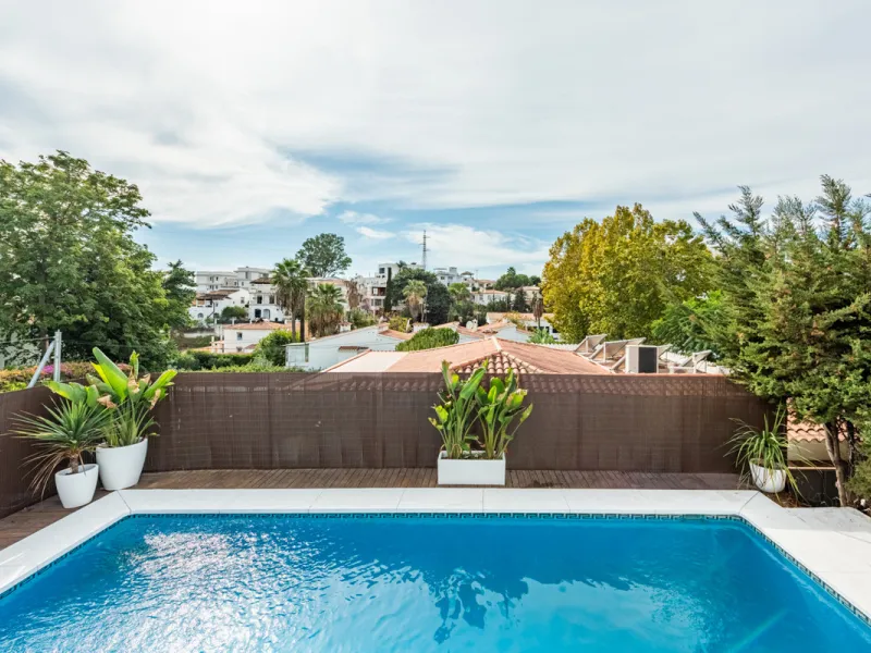 Discover this charming and spacious villa nestled in the highly sought-after and peaceful area of Nueva Andalucía, just minutes from Puerto Banús and the area's finest golf courses.