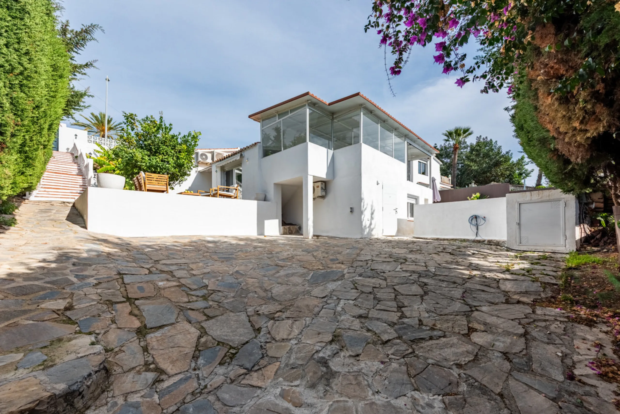 Discover this charming and spacious villa nestled in the highly sought-after and peaceful area of Nueva Andalucía, just minutes from Puerto Banús and the area's finest golf courses.