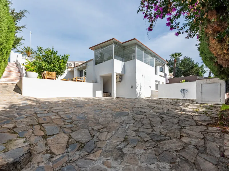 Discover this charming and spacious villa nestled in the highly sought-after and peaceful area of Nueva Andalucía, just minutes from Puerto Banús and the area's finest golf courses.