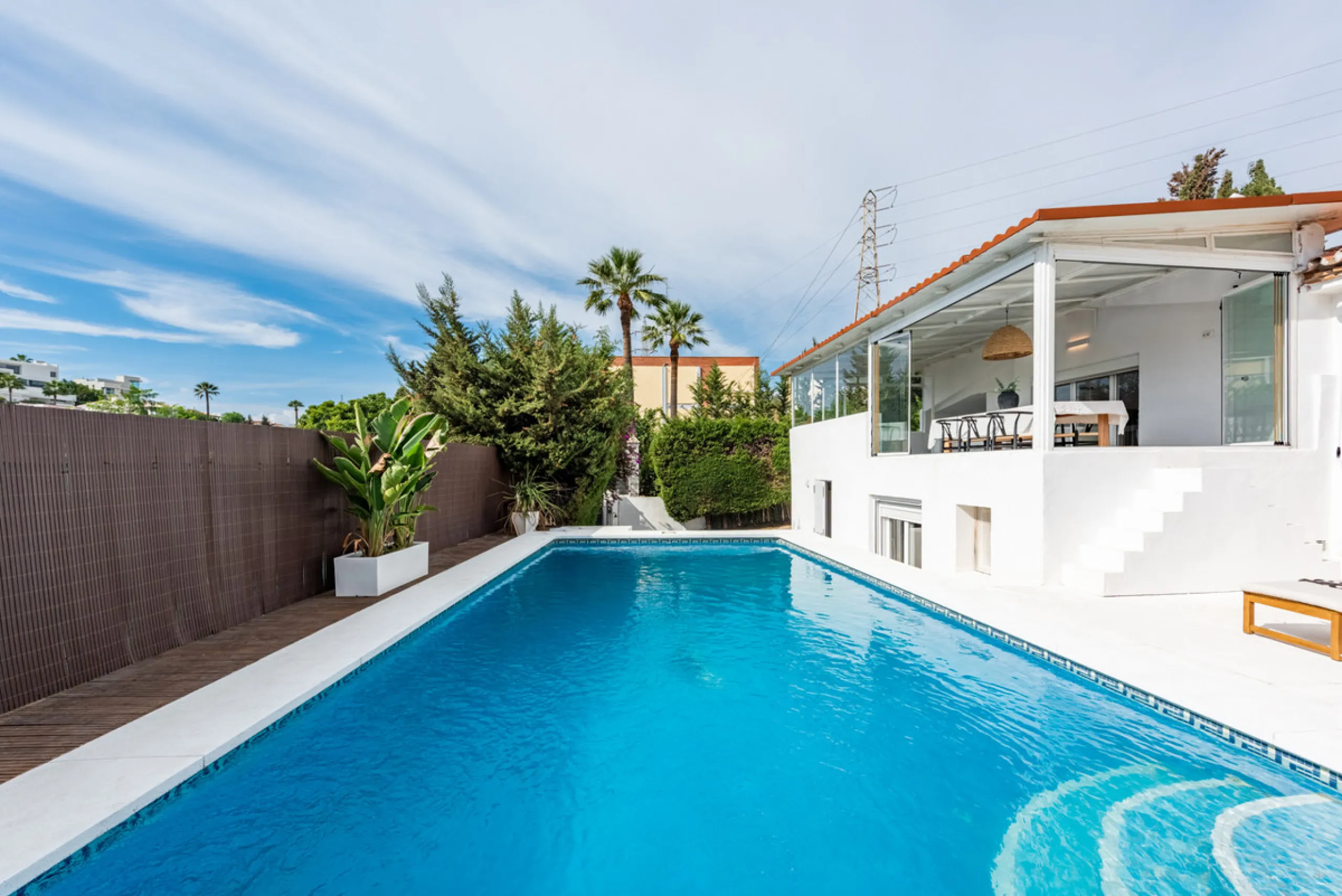 Discover this charming and spacious villa nestled in the highly sought-after and peaceful area of Nueva Andalucía, just minutes from Puerto Banús and the area's finest golf courses.