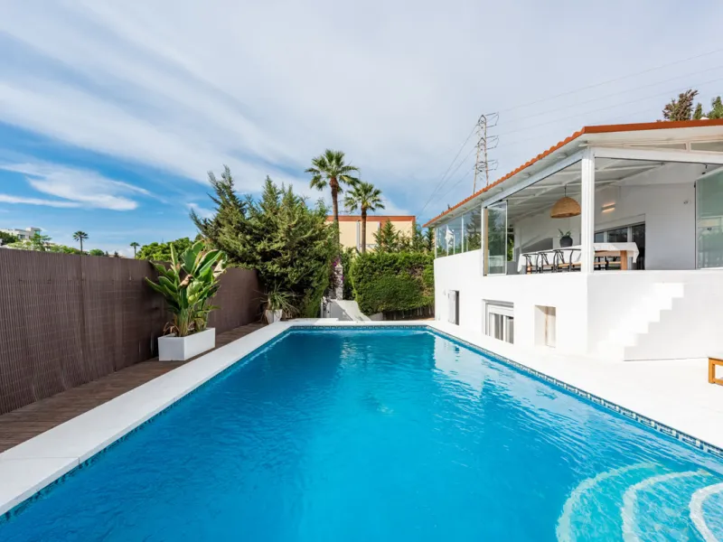 Discover this charming and spacious villa nestled in the highly sought-after and peaceful area of Nueva Andalucía, just minutes from Puerto Banús and the area's finest golf courses.