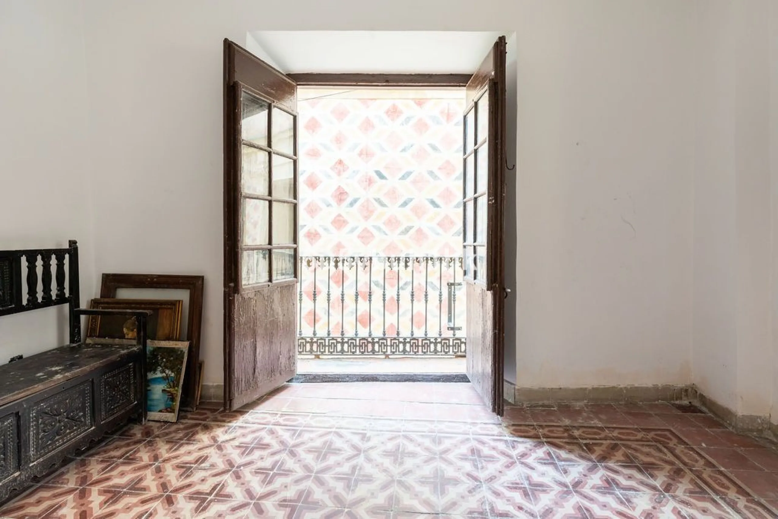 Located on one of the most picturesque streets in Málaga's historic centre, Calle San Juan, this characterful building offers a rare combination of immediate income and exceptional development potential. With its rooftop overlooking the magnificent tower 