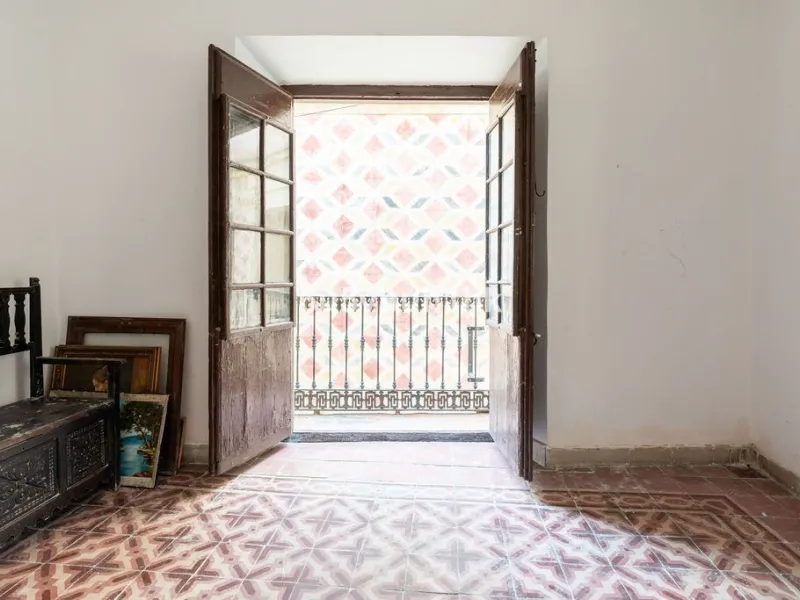 Located on one of the most picturesque streets in Málaga's historic centre, Calle San Juan, this characterful building offers a rare combination of immediate income and exceptional development potential. With its rooftop overlooking the magnificent tower 