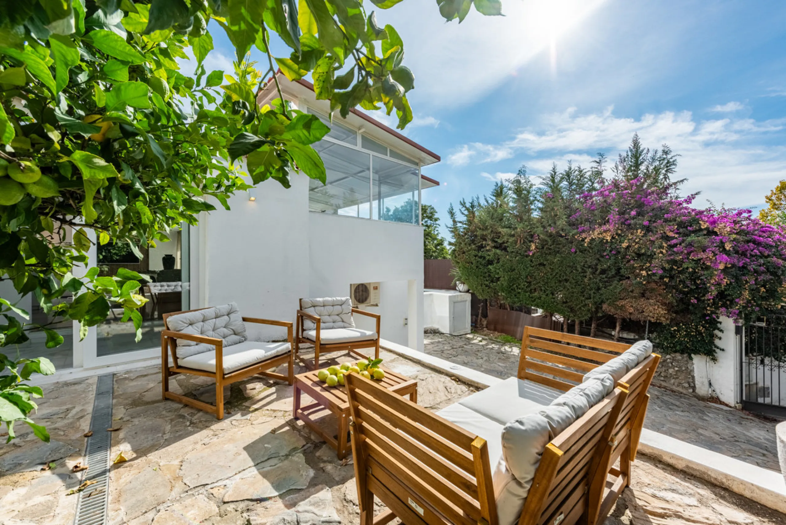 Discover this charming and spacious villa nestled in the highly sought-after and peaceful area of Nueva Andalucía, just minutes from Puerto Banús and the area's finest golf courses.