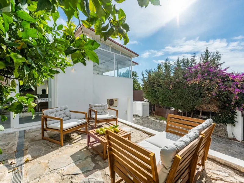 Discover this charming and spacious villa nestled in the highly sought-after and peaceful area of Nueva Andalucía, just minutes from Puerto Banús and the area's finest golf courses.
