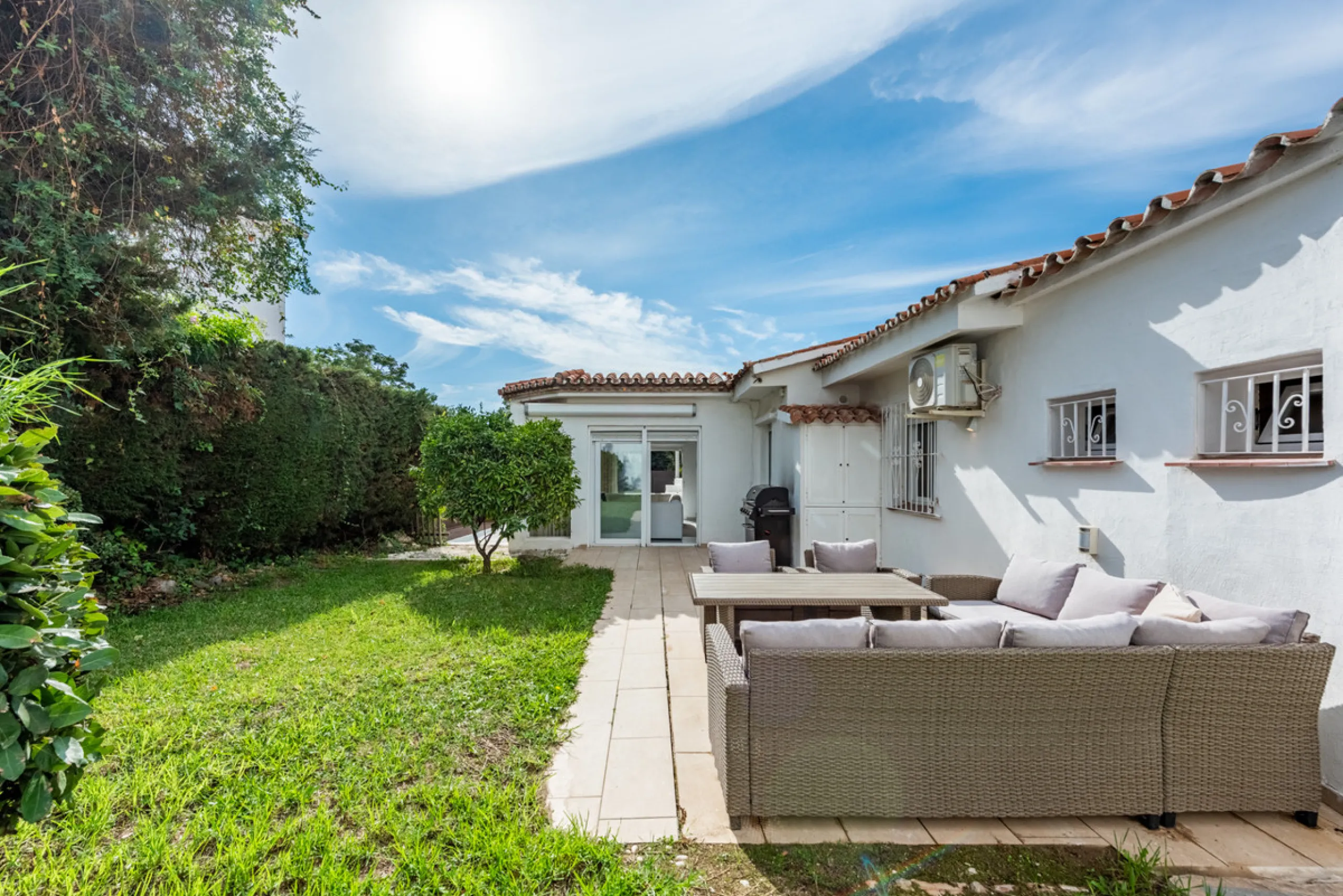 Discover this charming and spacious villa nestled in the highly sought-after and peaceful area of Nueva Andalucía, just minutes from Puerto Banús and the area's finest golf courses.