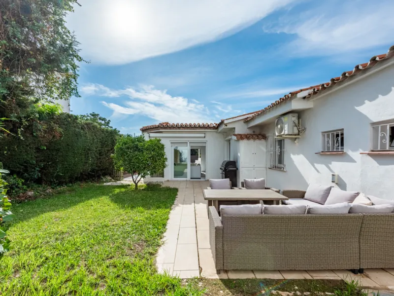 Discover this charming and spacious villa nestled in the highly sought-after and peaceful area of Nueva Andalucía, just minutes from Puerto Banús and the area's finest golf courses.