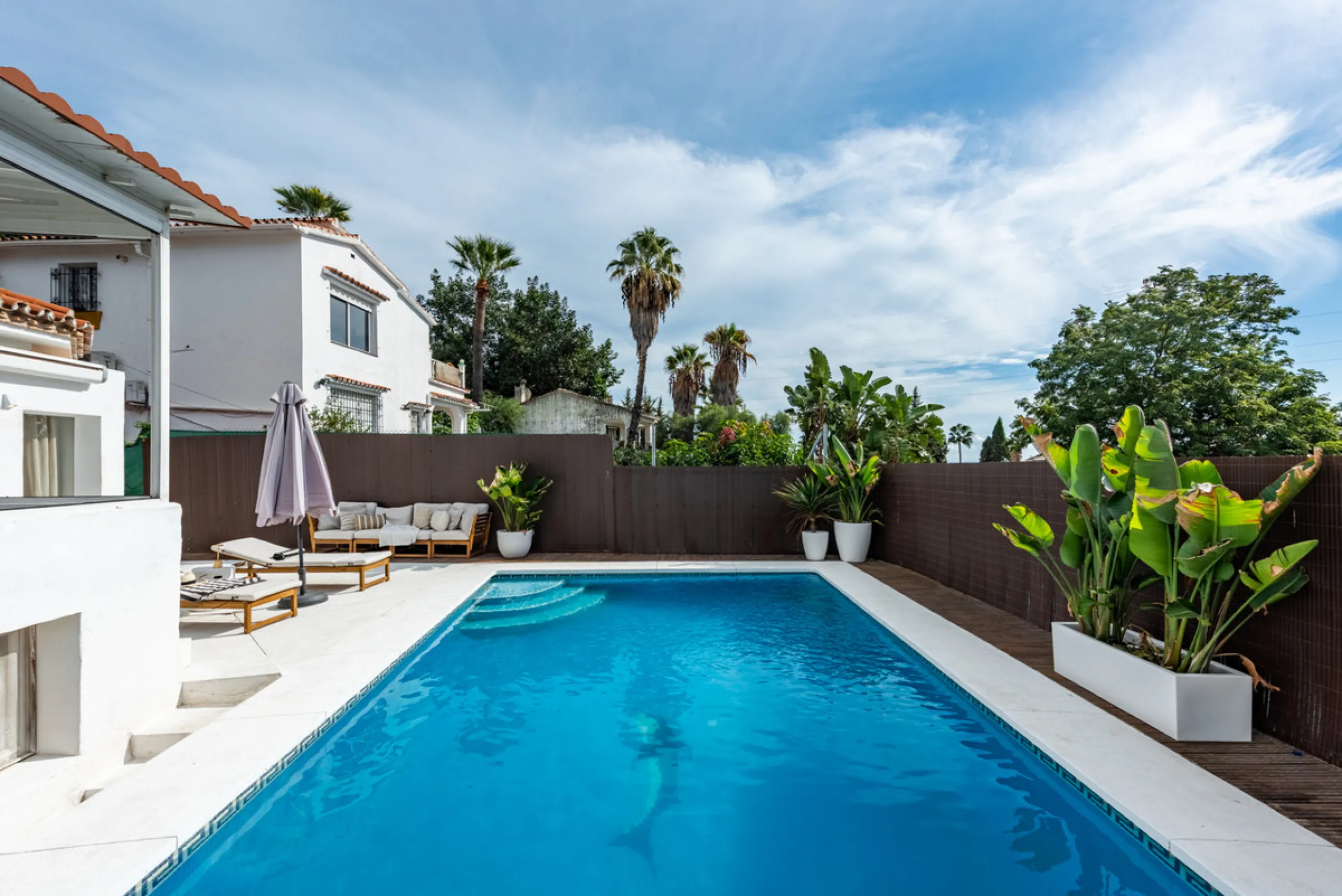 Discover this charming and spacious villa nestled in the highly sought-after and peaceful area of Nueva Andalucía, just minutes from Puerto Banús and the area's finest golf courses.