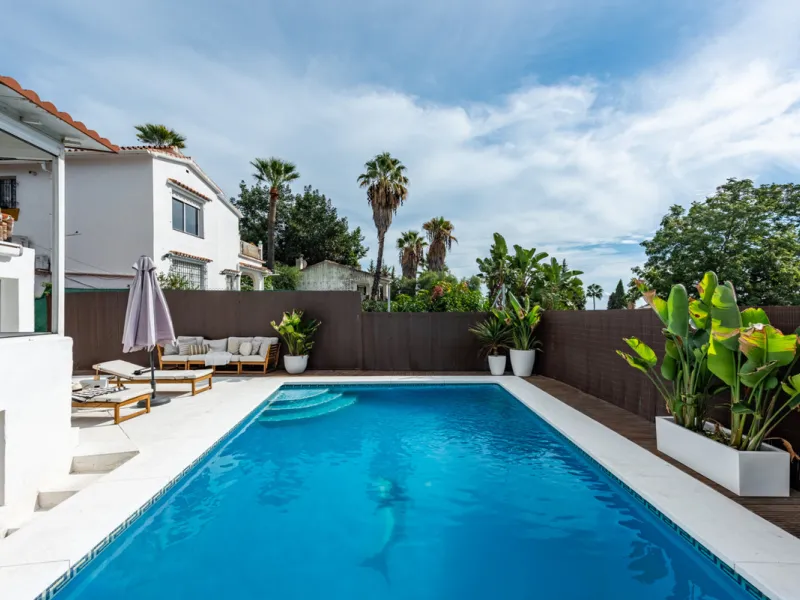 Discover this charming and spacious villa nestled in the highly sought-after and peaceful area of Nueva Andalucía, just minutes from Puerto Banús and the area's finest golf courses.