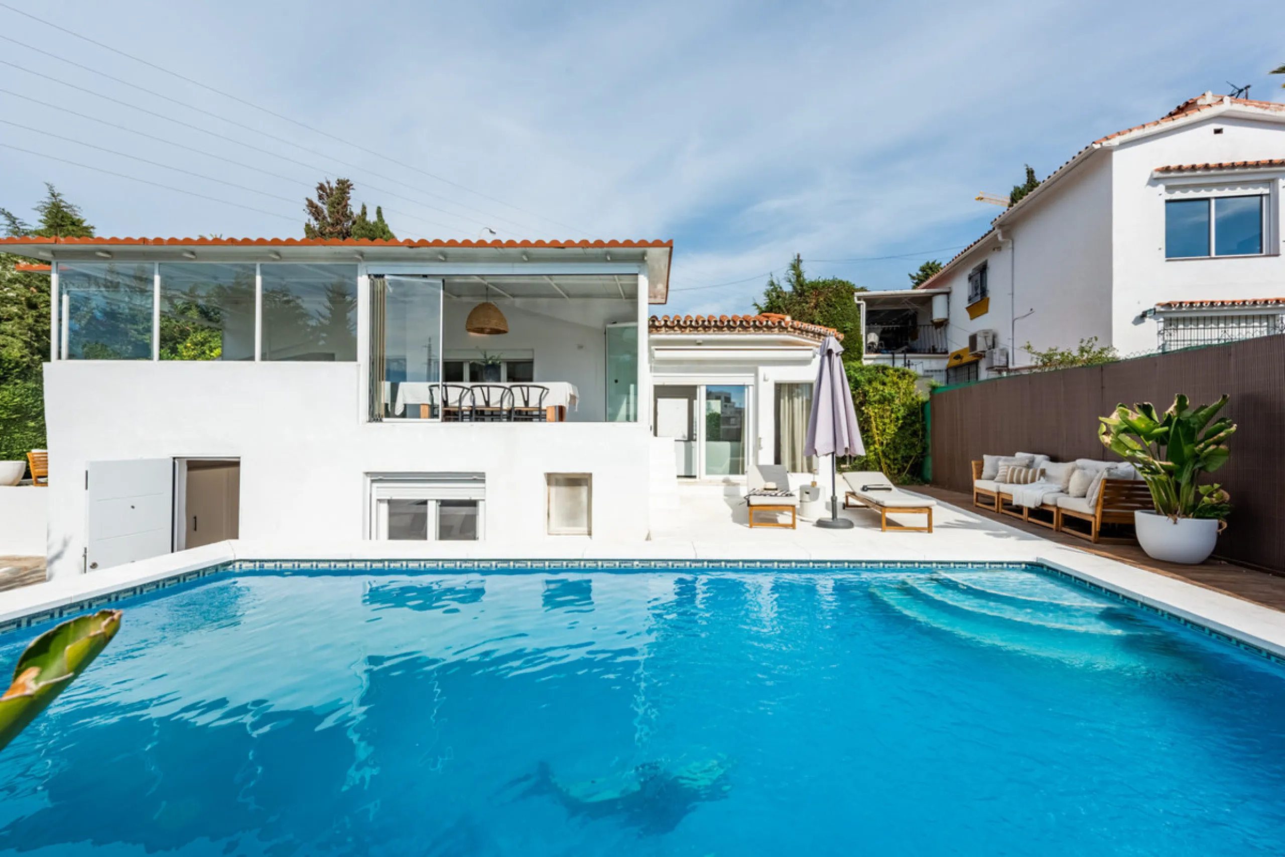 Discover this charming and spacious villa nestled in the highly sought-after and peaceful area of Nueva Andalucía, just minutes from Puerto Banús and the area's finest golf courses.