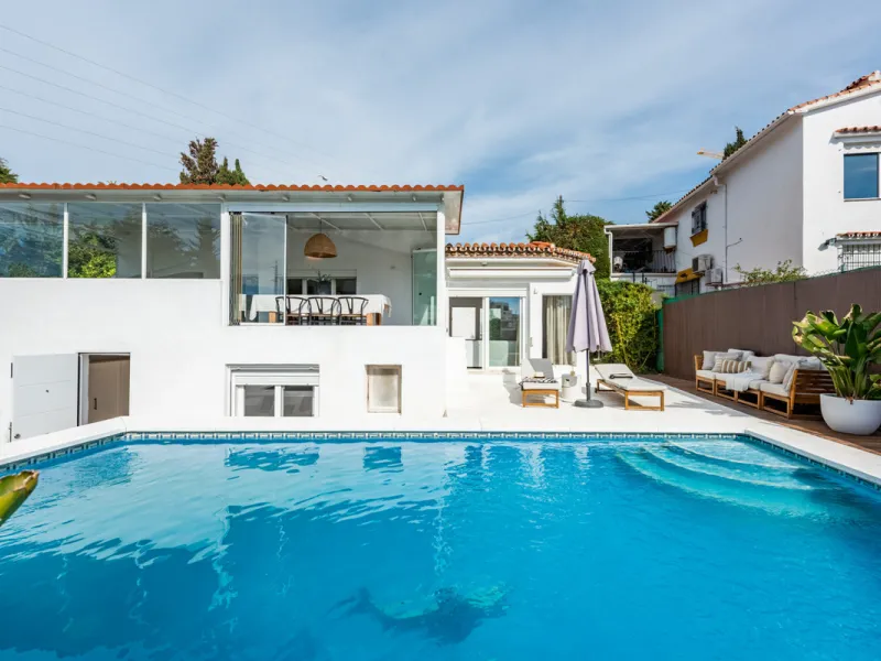Discover this charming and spacious villa nestled in the highly sought-after and peaceful area of Nueva Andalucía, just minutes from Puerto Banús and the area's finest golf courses.