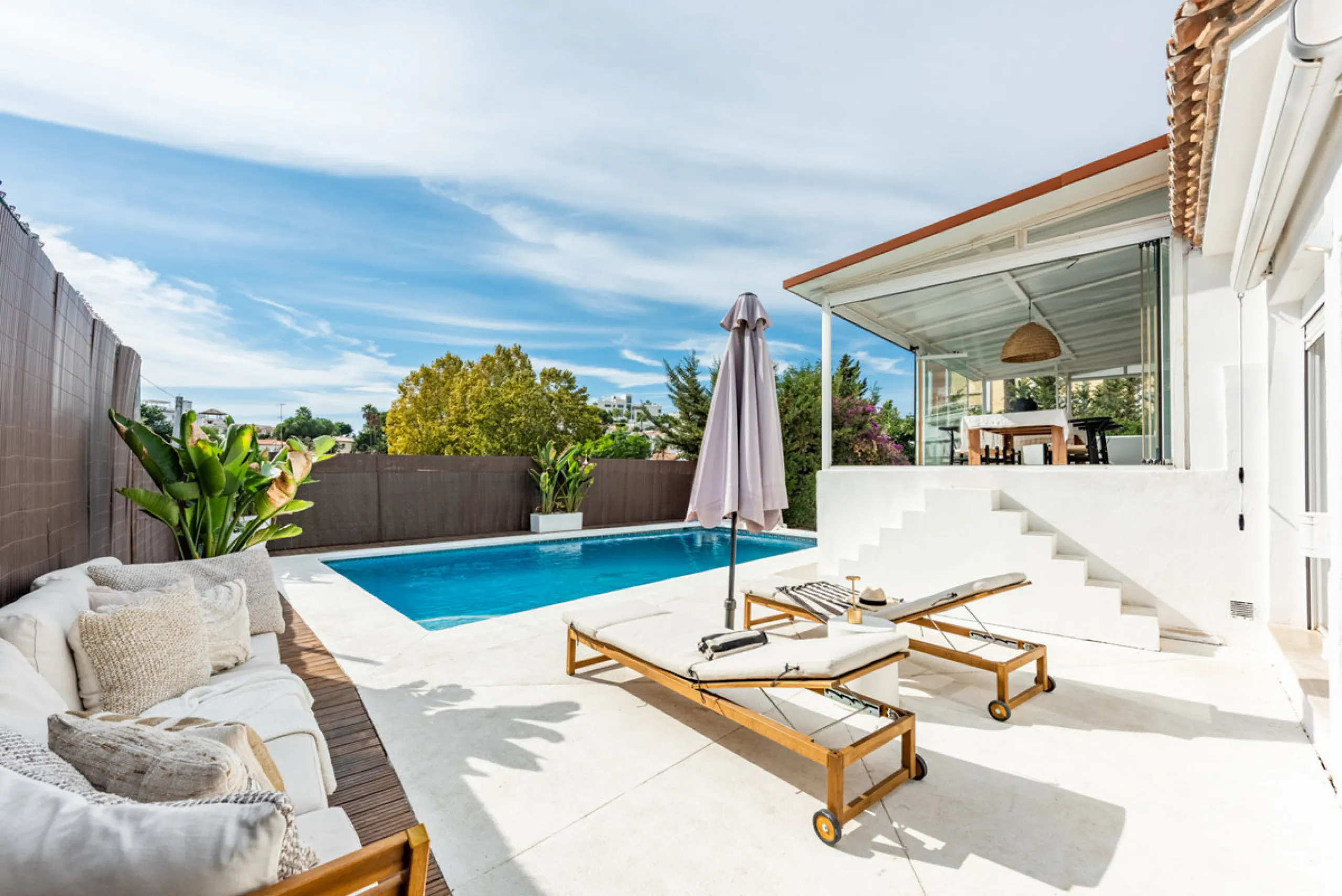 Discover this charming and spacious villa nestled in the highly sought-after and peaceful area of Nueva Andalucía, just minutes from Puerto Banús and the area's finest golf courses.