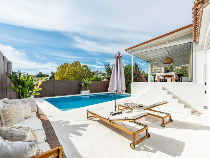 Discover this charming and spacious villa nestled in the highly sought-after and peaceful area of Nueva Andalucía, just minutes from Puerto Banús and the area's finest golf courses.