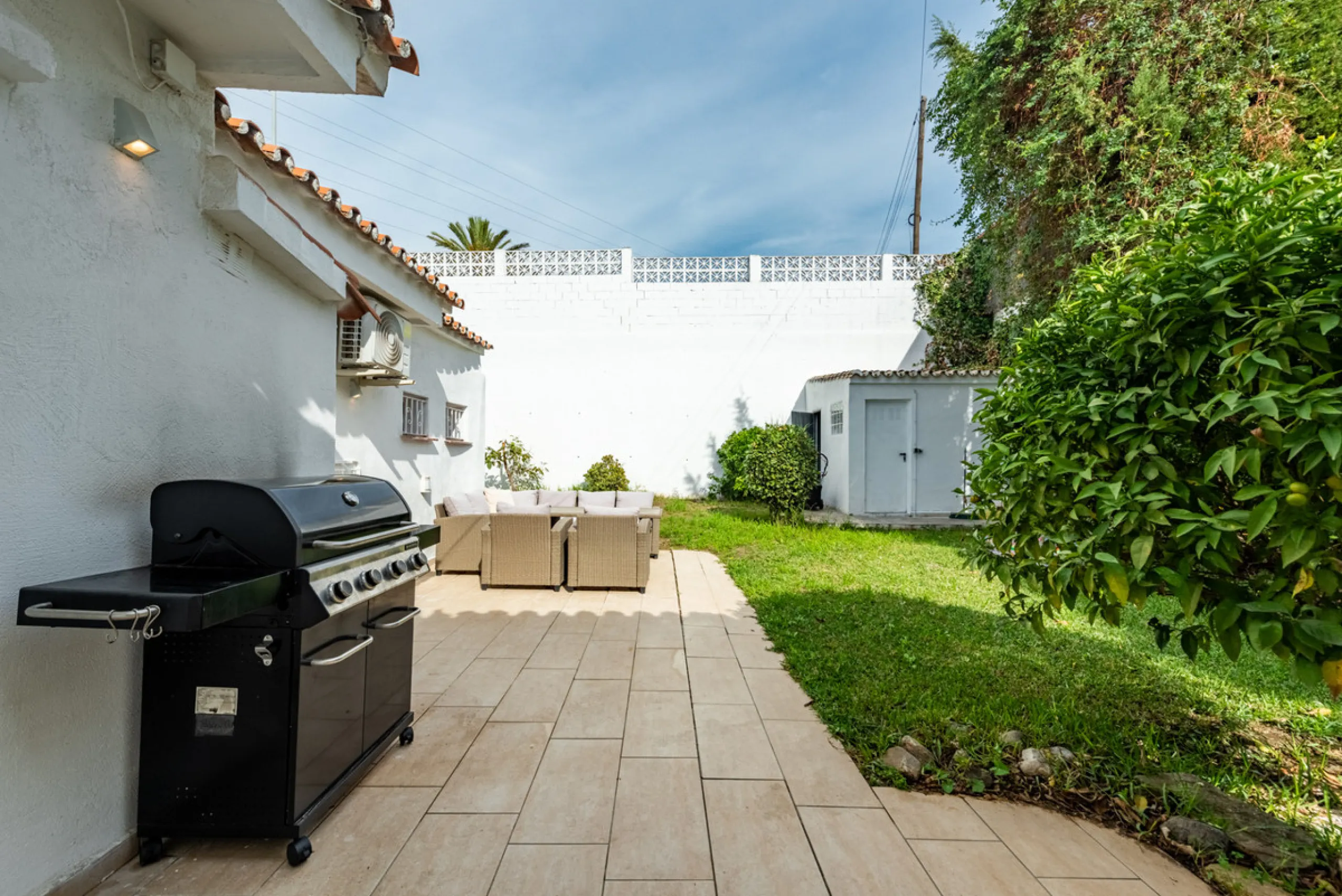 Discover this charming and spacious villa nestled in the highly sought-after and peaceful area of Nueva Andalucía, just minutes from Puerto Banús and the area's finest golf courses.