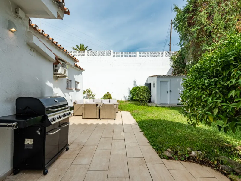 Discover this charming and spacious villa nestled in the highly sought-after and peaceful area of Nueva Andalucía, just minutes from Puerto Banús and the area's finest golf courses.