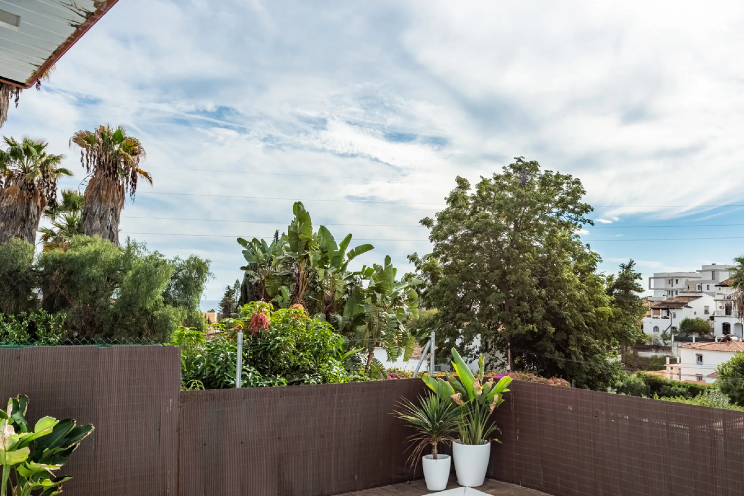 Discover this charming and spacious villa nestled in the highly sought-after and peaceful area of Nueva Andalucía, just minutes from Puerto Banús and the area's finest golf courses.