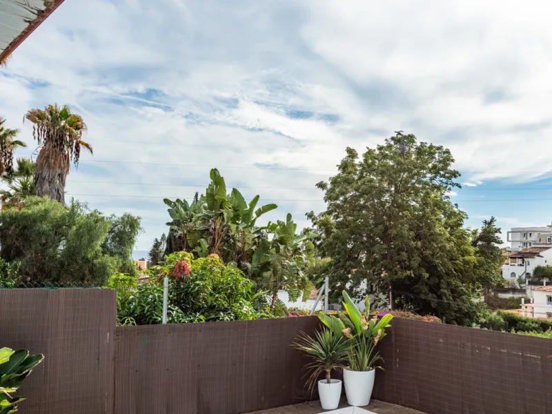 Discover this charming and spacious villa nestled in the highly sought-after and peaceful area of Nueva Andalucía, just minutes from Puerto Banús and the area's finest golf courses.