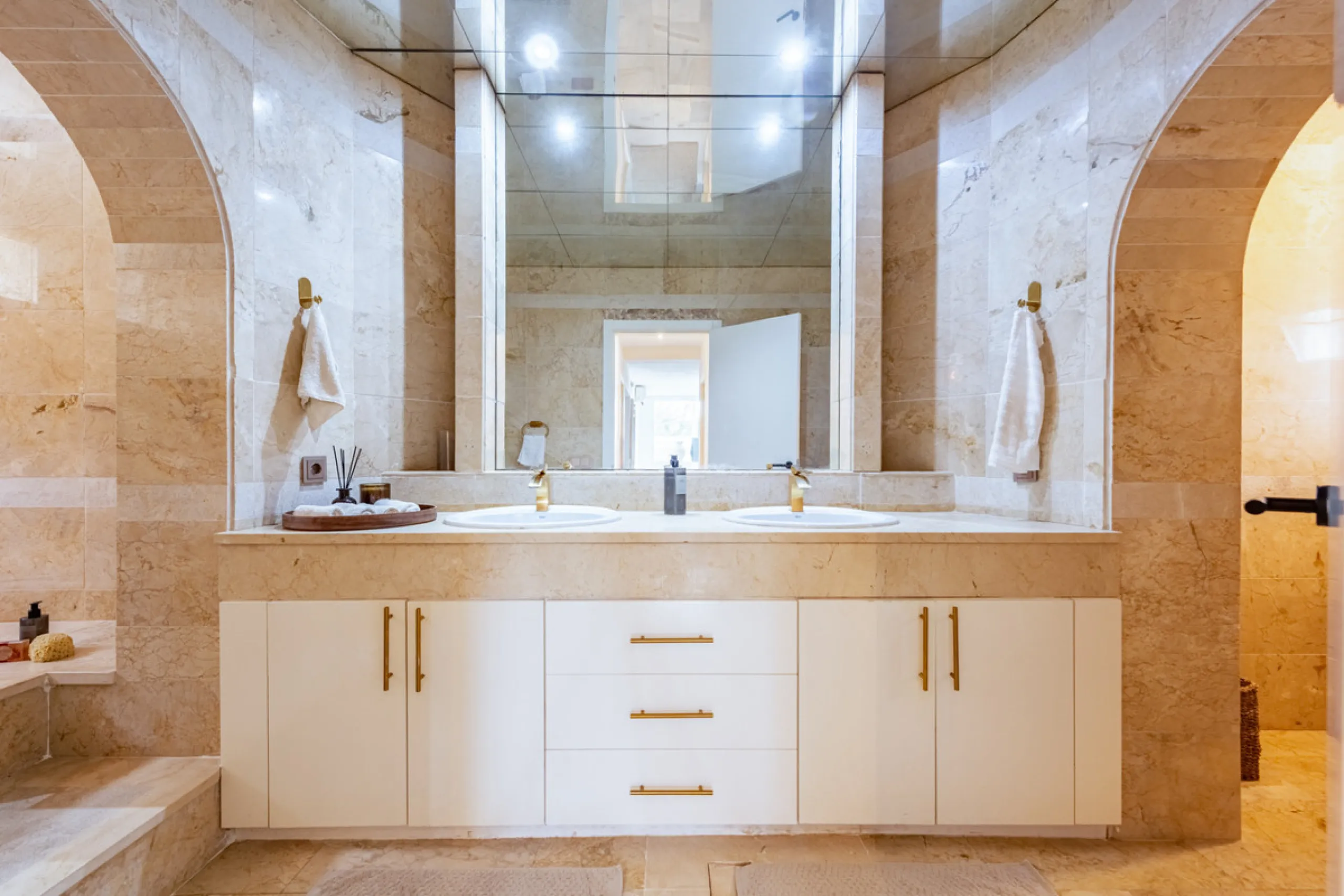 Discover this charming and spacious villa nestled in the highly sought-after and peaceful area of Nueva Andalucía, just minutes from Puerto Banús and the area's finest golf courses.