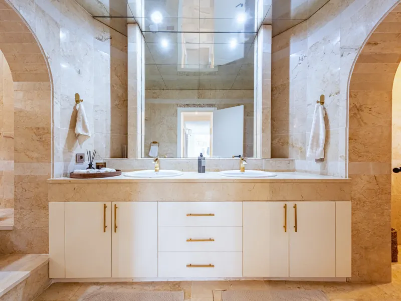 Discover this charming and spacious villa nestled in the highly sought-after and peaceful area of Nueva Andalucía, just minutes from Puerto Banús and the area's finest golf courses.