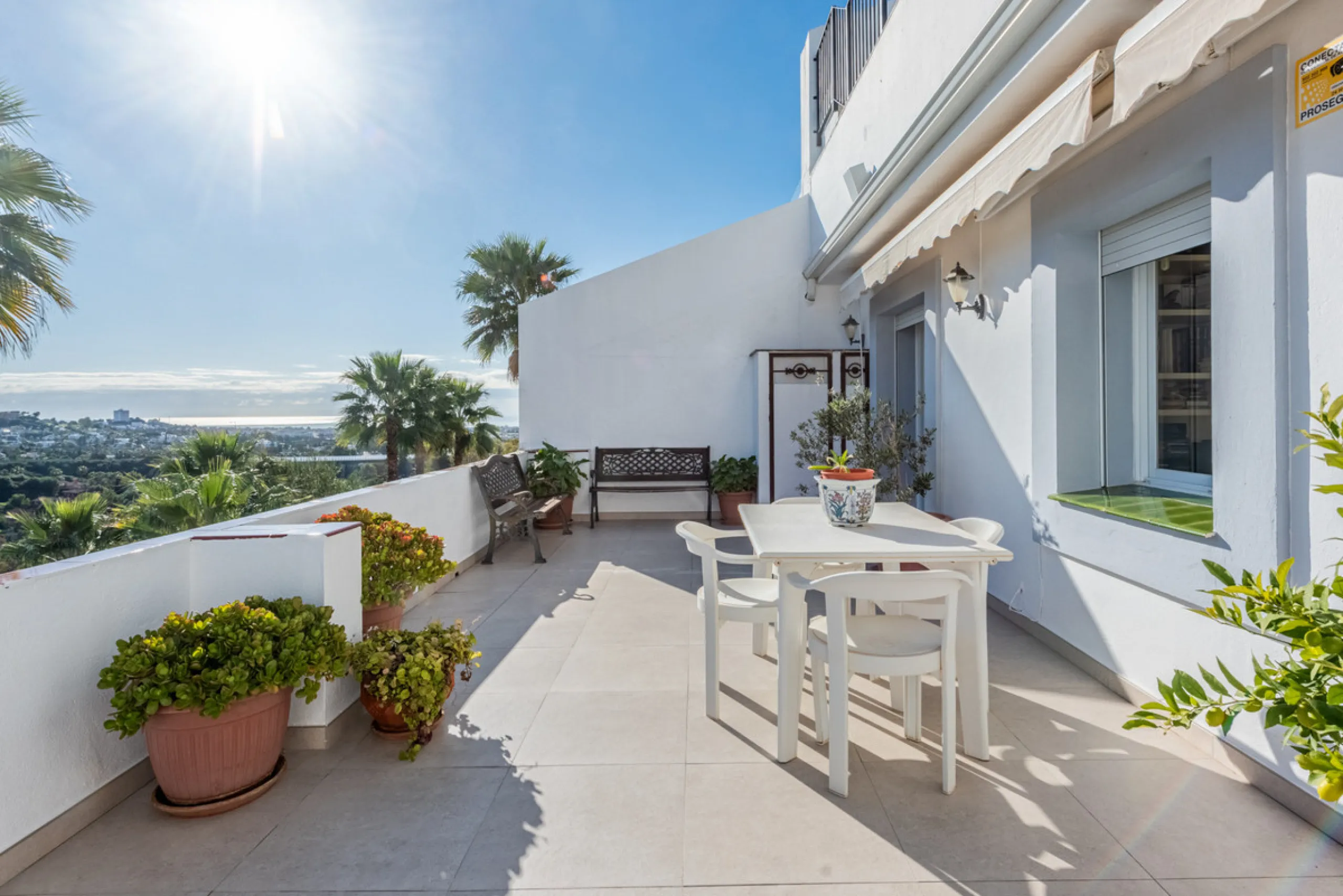 Apartment - Middle Floor Apartment в продаже в Benahavís, Málaga. В доме 2 спален и 2 ванных комнат. Площадь дома 130 м²
