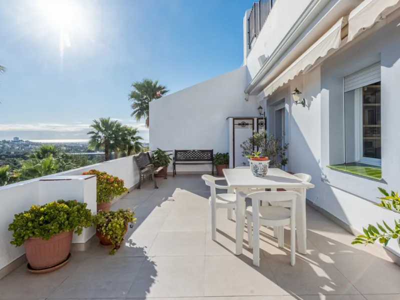 Welcome to the charming urbanization Mirador II, located in La Quinta – a well-maintained and highly sought-after complex from 1990, with all licenses in place. Here, you can enjoy beautifully landscaped gardens and a communal pool area, perfect for relax