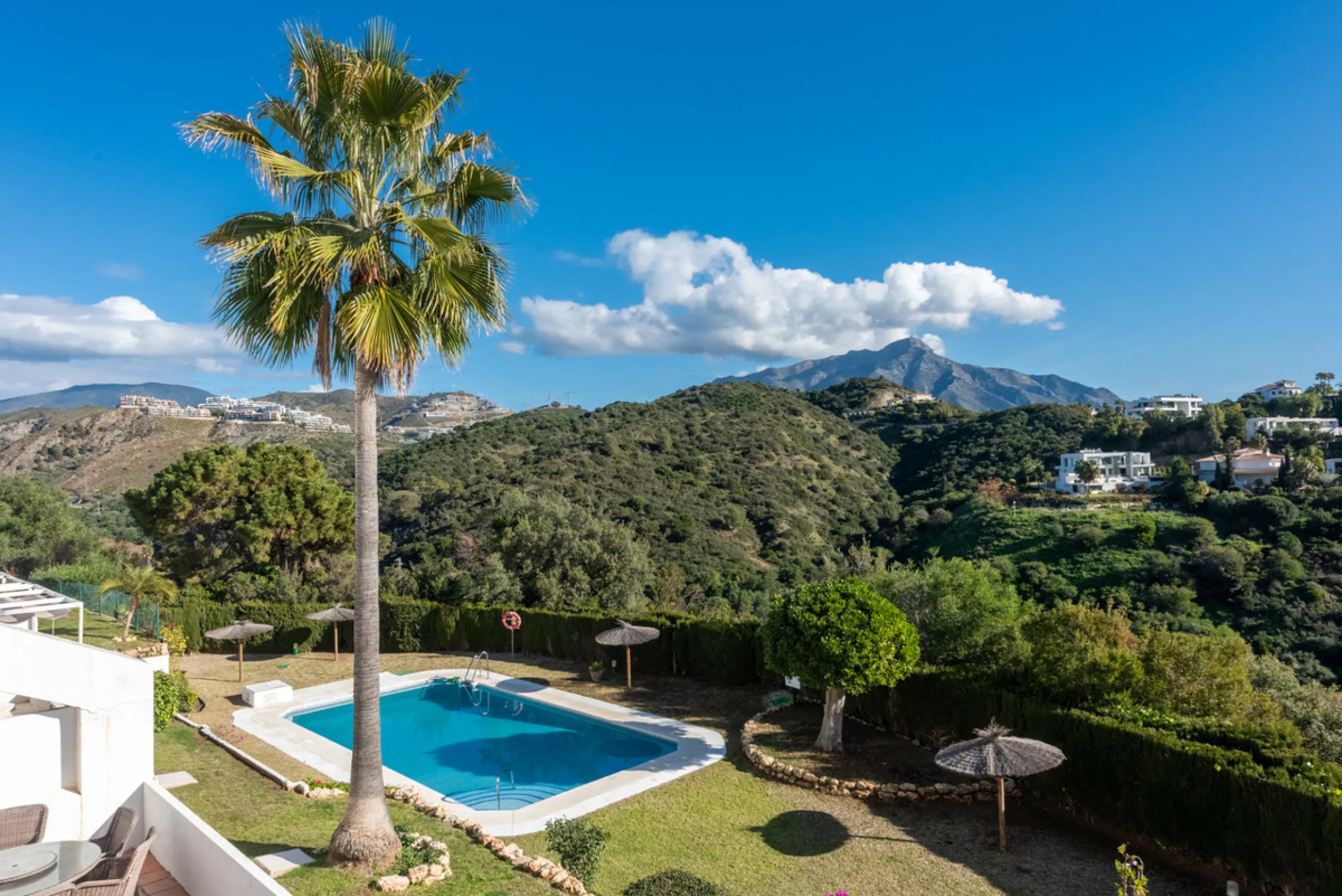 Apartment - Middle Floor Apartment в продаже в Benahavís, Málaga. В доме 2 спален и 2 ванных комнат. Площадь дома 130 м²
