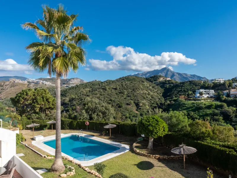 Apartment - Middle Floor Apartment в продаже в Benahavís, Málaga. В доме 2 спален и 2 ванных комнат. Площадь дома 130 м²