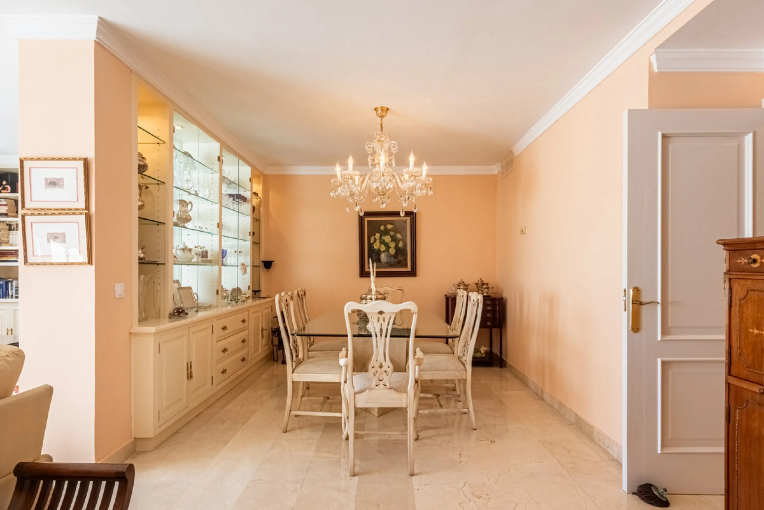 Apartment - Middle Floor Apartment в продаже в Benahavís, Málaga. В доме 2 спален и 2 ванных комнат. Площадь дома 130 м²