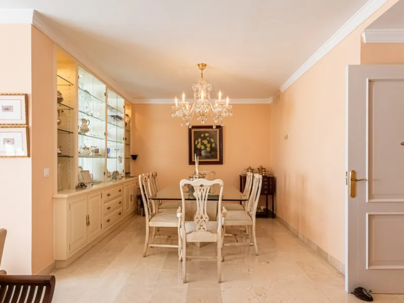 Apartment - Middle Floor Apartment в продаже в Benahavís, Málaga. В доме 2 спален и 2 ванных комнат. Площадь дома 130 м²
