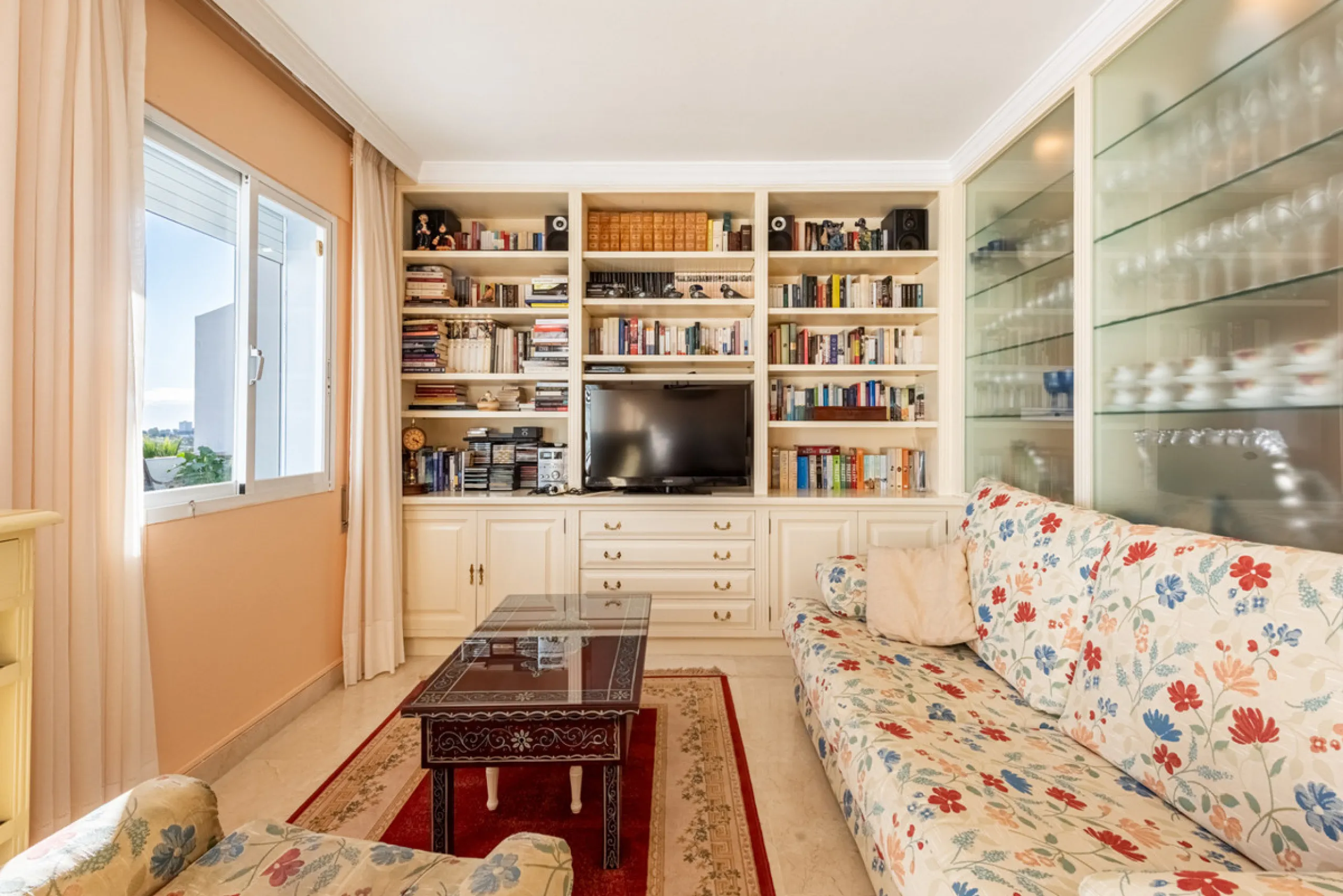 Apartment - Middle Floor Apartment в продаже в Benahavís, Málaga. В доме 2 спален и 2 ванных комнат. Площадь дома 130 м²