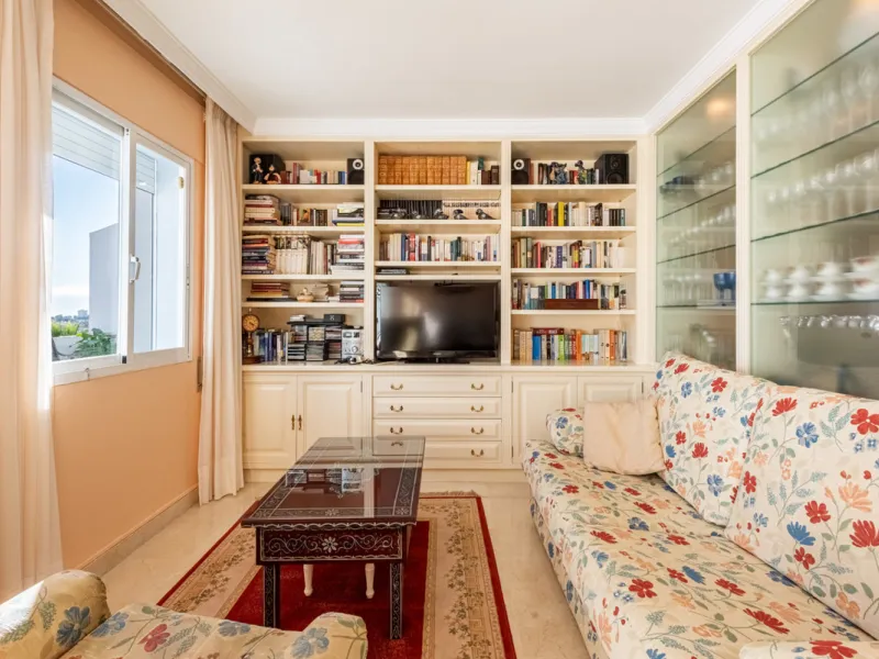 Apartment - Middle Floor Apartment в продаже в Benahavís, Málaga. В доме 2 спален и 2 ванных комнат. Площадь дома 130 м²