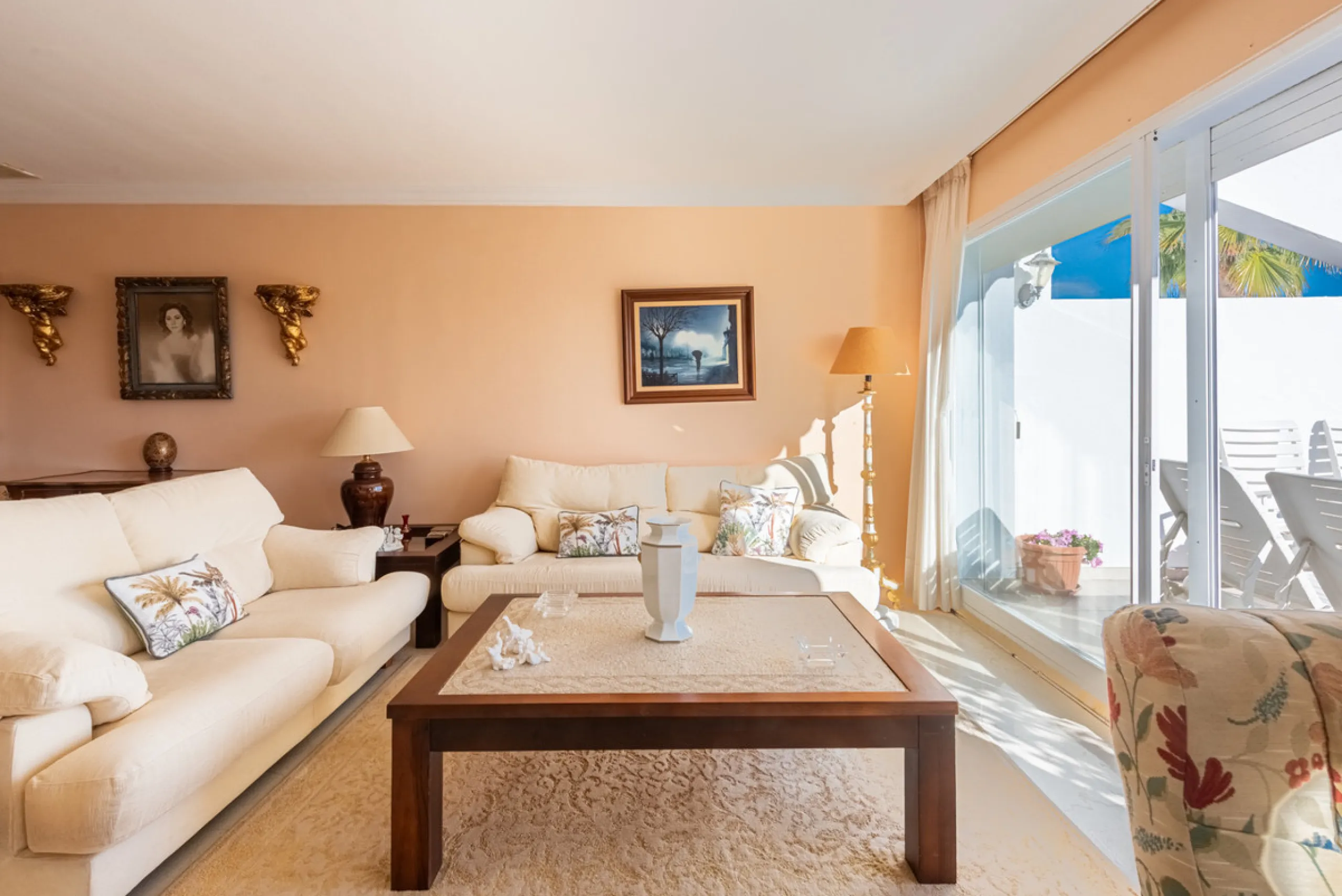 Apartment - Middle Floor Apartment в продаже в Benahavís, Málaga. В доме 2 спален и 2 ванных комнат. Площадь дома 130 м²