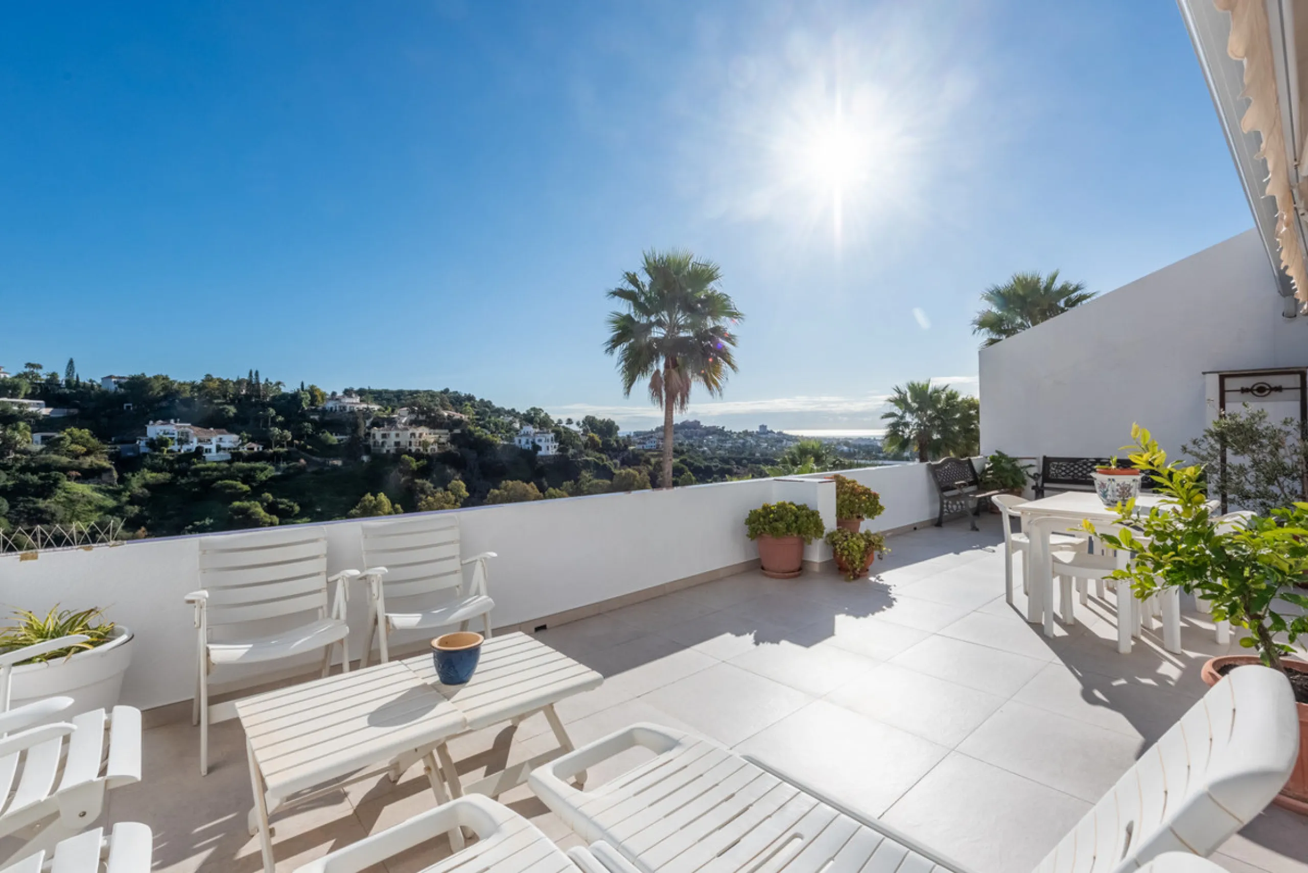 Apartment - Middle Floor Apartment в продаже в Benahavís, Málaga. В доме 2 спален и 2 ванных комнат. Площадь дома 130 м²